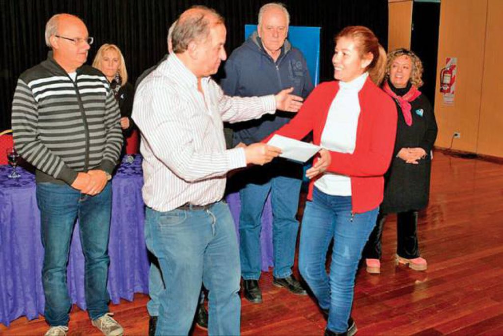 Entregaron a cooperadoras y bibliotecas populares los aportes previstos del FAEM