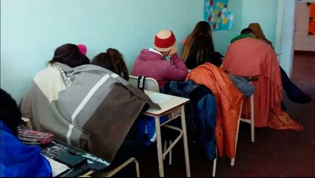 Alumnos en Mar del Plata, a la escuela con frazadas